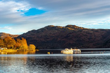 İskoçya 'daki göl bölgesinin güzel sonbahar manzarası. uk