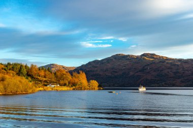 İskoçya dağlarındaki Loch Ness.