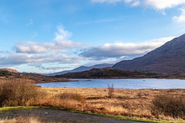 Dağlardaki güzel göl manzarası