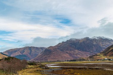 Dağlardaki gölün güzel manzarası