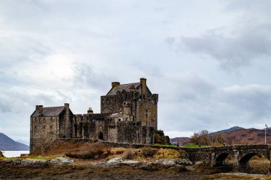 Güneşli bir günde İskoçya 'nın eski şatosu Skye, İskoçya, İngiltere adası.