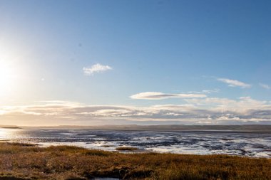 Nehir ve mavi gökyüzü ile güzel manzara