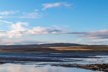 Nehrin manzarası, köyün nehri ve arka plandaki dağlar.