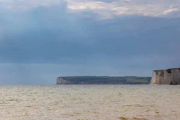 背景には雲海と水平線の雲が広がる海岸の美しい景色 — ストック写真