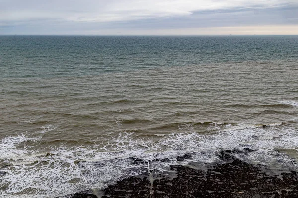 バルト海の海岸の波です ラトビア — ストック写真