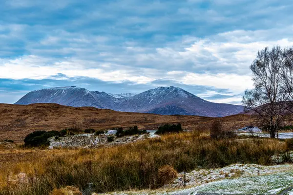 Pionowe Ujęcie Śniegu Zamknięte Wzgórza Szkockich Wyżynach Wyżynach Szkocji — Zdjęcie stockowe
