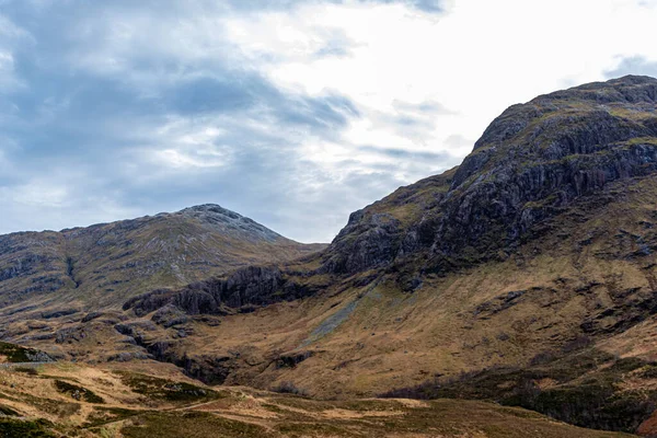 スコットランドの高地にある山の美しいショットです — ストック写真