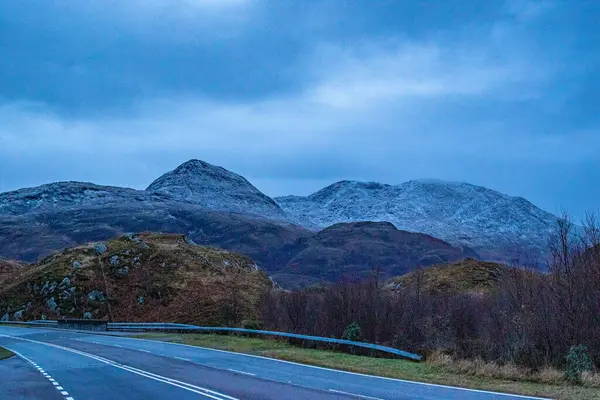 Hermoso Paisaje Invierno Con Montañas Cubiertas Nieve Por Noche —  Fotos de Stock