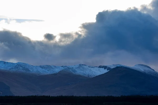 Eine Aufnahme Der Bergkette Unter Dem Schnee Sonnenlicht — Stockfoto