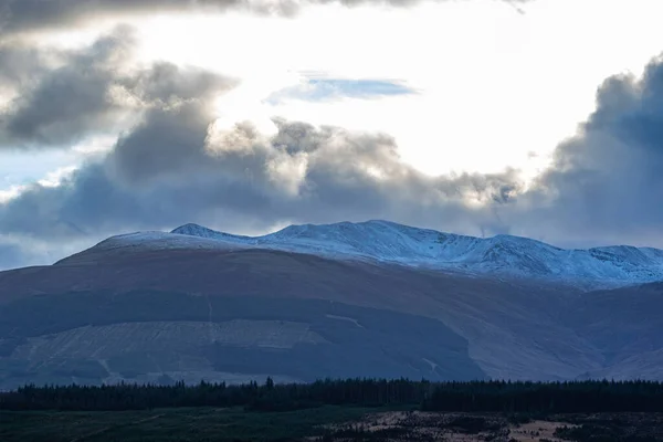 Egy Függőleges Felvétel Egy Havas Hegyről Skót Felföldön — Stock Fotó