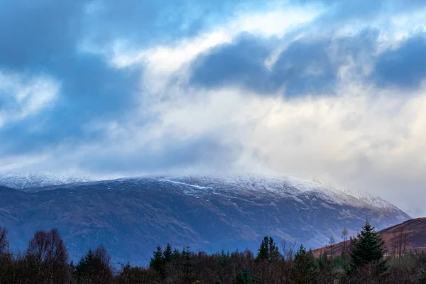 Vintersnøfjell Med Snø Skyer Himmelen – stockfoto