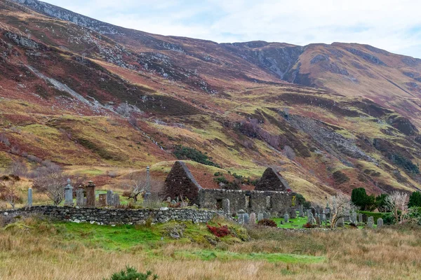 アイルランドの山にある古い石造りの建物の廃墟 — ストック写真