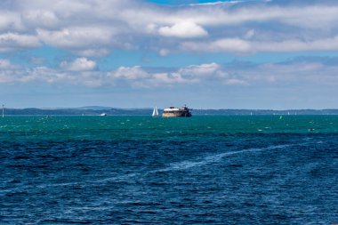 Denizde yelkenli gemi