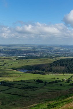 Arka planda bir nehir olan güzel bir manzara.