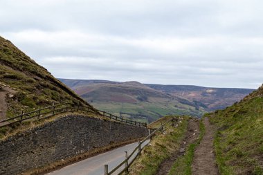 İngiltere 'deki ulusal park vadisinin tepelerine çıkan yol.