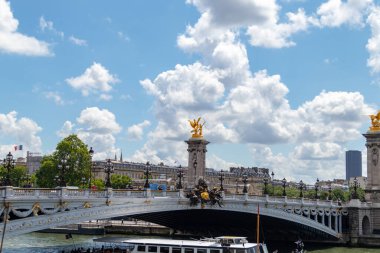 Paris, Fransa - Nisan 202: Paris, Fransa 'daki Seine Oteli. Paris 'teki ünlü turist gemisi köprüsü.