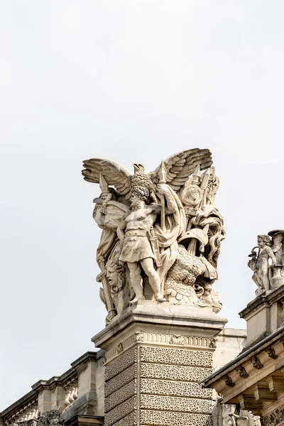 Paris France Статуя Короля Париса Громкий Музей Заднем Плане — стоковое фото