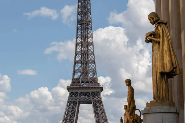 Torre Eiffel Con Muchos Turistas Lugar Famoso — Foto de Stock