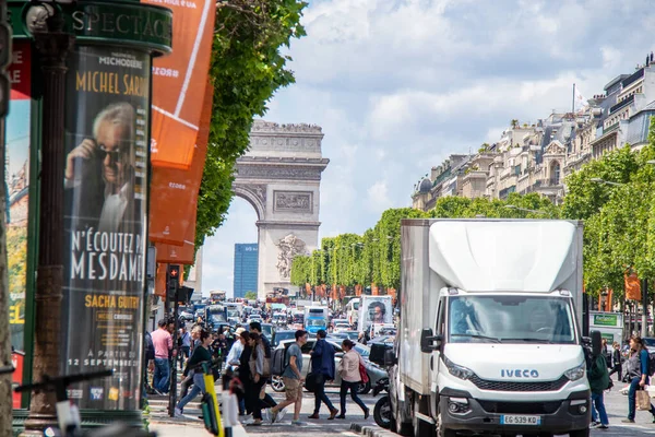 Paris, Fransa - Temmuz 1902 16: Güneşli bir günde şehir trafiğinin görüntüsü.