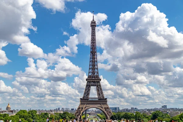 Париж Июля Эйфелева Башня Большим Количеством Людей Солнечный День — стоковое фото