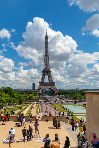 París Francia Abril Los Turistas Que Visitan Torre Torre Eiffel —  Fotos de Stock