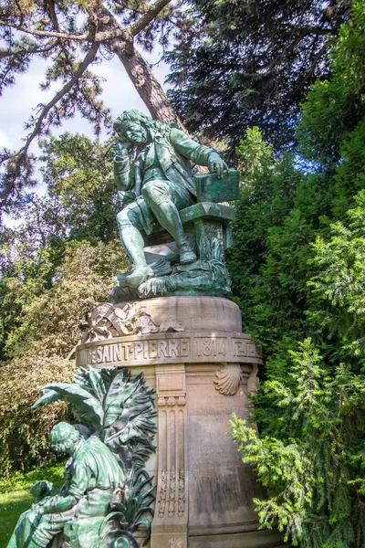 Статуя Молодого Человека Парке — стоковое фото