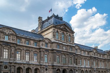 Paris 'teki Louvre binasının ön cephesi.