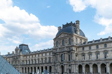 Paris 'teki Louvre Müzesi manzarası