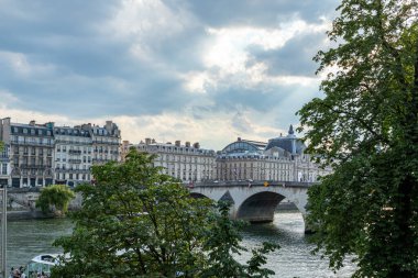 Paris, Fransa - 14 Temmuz, 2017: Paris şehri ve Paris, Fransa 'daki Seine nehri manzarası