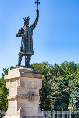 Arka planda, Madrid şehrinin parkındaki kralın heykeli.