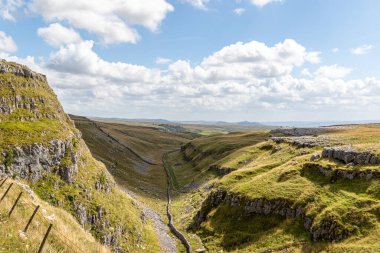 Yorkshire Dales Ulusal Parkı, Yorkshire, İngiltere 'deki güzel dağların dikey görüntüsü.