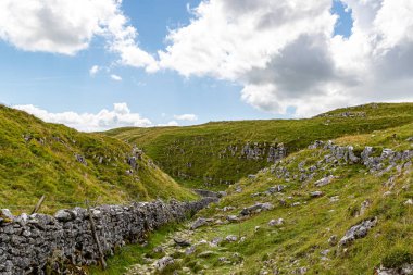 Nehir ve gölü olan güzel bir manzara.