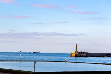 Denizin üzerinde güzel bir gün batımı