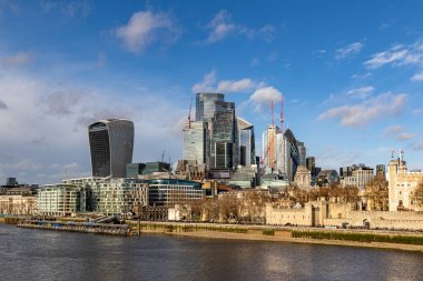 Londra şehri ve Thames nehri.