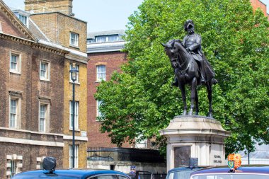 Londra, İngiltere - Haziran 29, 2016: Victoria meydanında kral kraliçe ve kraliçenin heykeli, sokak manzarası,