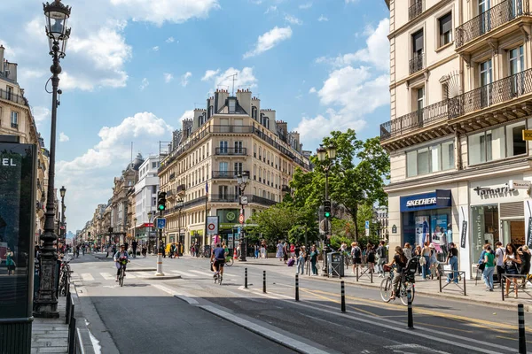 Paris, Fransa - 26 Ağustos, 2016: Paris, Fransa 'daki ünlü bulvarın manzarası