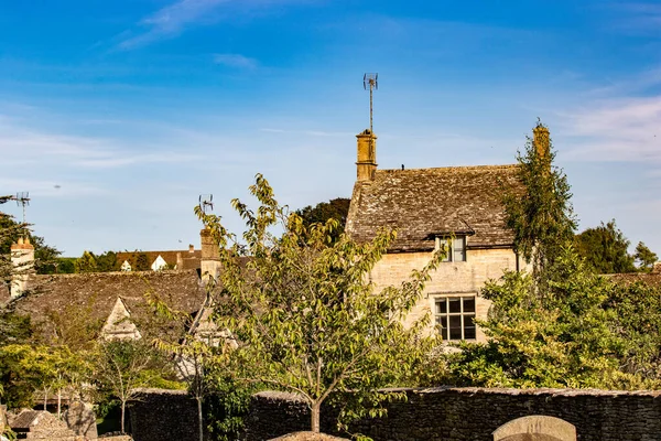Eine Vertikale Aufnahme Eines Schönen Hauses Einer Alten Englischen Stadt — Stockfoto