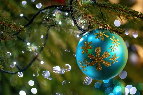 Χριστουγεννιάτικο Δέντρο Διακόσμηση Μπλε Φώτα Στο Παρασκήνιο — Φωτογραφία Αρχείου