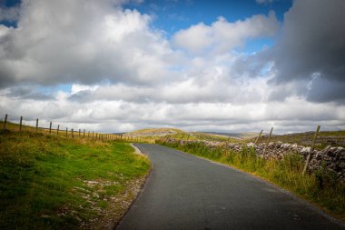 Yorkshire kırsalına giden yol.