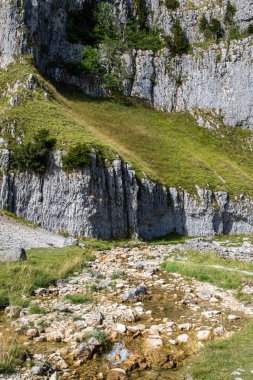 Dağlardaki nehrin güzel manzarası