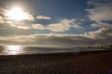 Denizin üzerinde güzel bir gün batımı