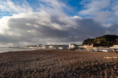 Güzel bir günde Trieste şehrinin kumsal manzarası