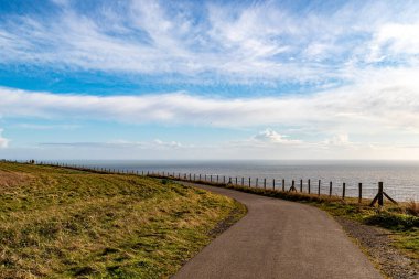 Kuzey Denizi 'nin arka planında sahilin manzarası olan patika.