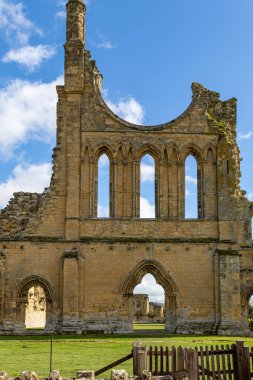 St. John 'un kilisesinin tarihi kilisesi St. John the Baptist, Kuzey Yorkshire, İngiltere. 180 'da inşa edildi.