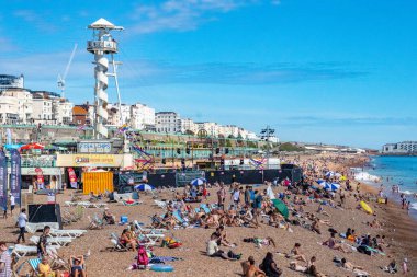 Brighton Sahili ve insanlar