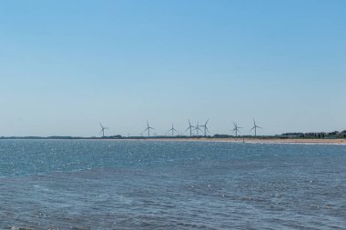 Kumsaldaki yel değirmenleri