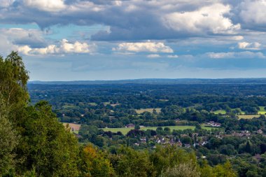 Buckthorn, İngiltere 'nin İngiliz kasabasının tepesinden manzara