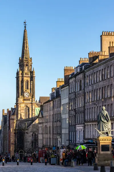 Edinburgh Σκωτία Νοέμβριος Άνθρωποι Περπατούν Στην Πλατεία Της Παλιάς Πόλης — Φωτογραφία Αρχείου