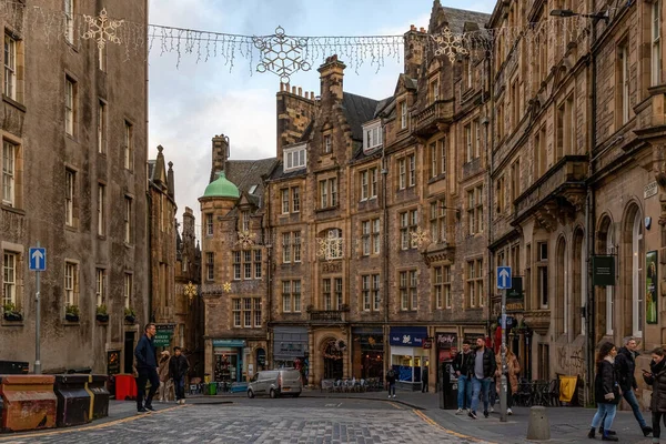 イギリス エディンバラ 1月2日0時1分7秒スコットランド エディンバラの歴史的建造物のある旧市街の通りを歩く人々 — ストック写真