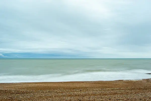 イギリスの嵐の雲と共に海岸線を眺め — ストック写真